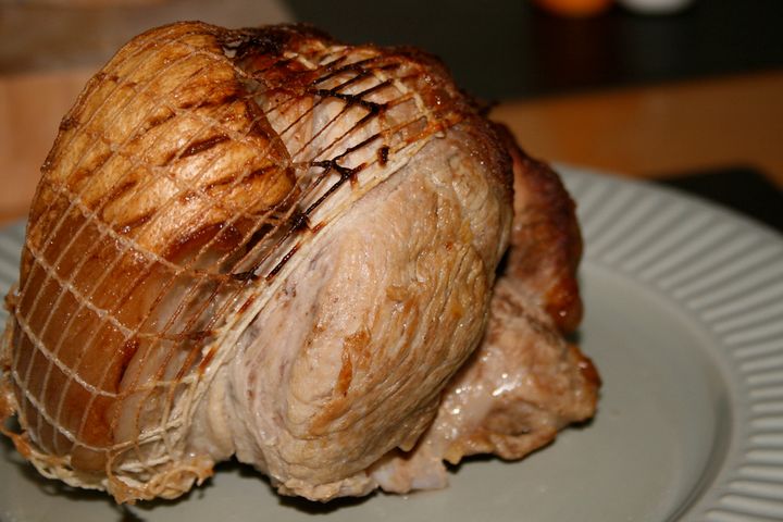 Peklowana szynka wieprzowa bez kości (mięso i tłuszcz) z dodatkiem naturalnego soku, na zimno