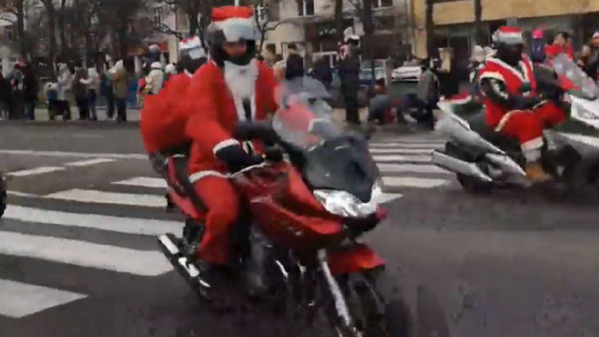 Motocyklista wjechał w tłum 