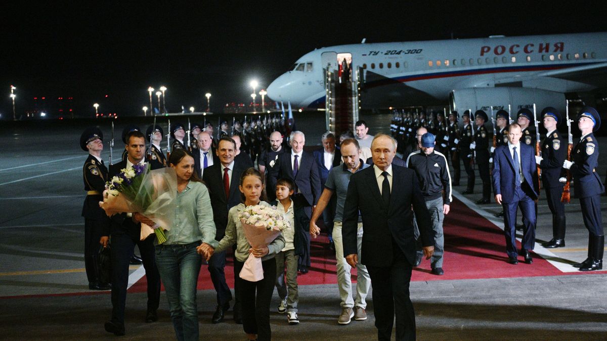 Russian President Vladimir Putin meets Russian citizens released after the Russian-US prisoner swap in Turkiye at Vnukovo International Airport in Moscow, Russia., 01 August 2024. On August 01, Ankara hosted the Russian-US exchange of 26 individuals held in prisons in the United States, Germany, Poland, Slovenia, Norway, Russia, and Belarus. Ten of the prisoners exchanged, including two minors, went to Russia, 13 to Germany, and three to the US. Those returned to Russia include Artem and Anna Dultsev with their children, Vadim Krasikov, Pavel Rubtsov, Mikhail Mikushin, Roman Seleznev, Vladislav Klyushin, and Vadim Konoshchenok. EPA/KIRILL ZYKOV/SPUTNIK/KREMLIN POOL MANDATORY CREDIT EPA-EFE/KIRILL ZYKOV/SPUTNIK/KREMLIN POOL MANDATORY CREDIT Dostawca: PAP/EPA.