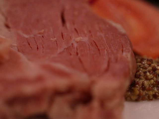 Peklowana szynka wieprzowa z kością (mięso i tłuszcz) z dodatkiem naturalnego soku, na zimno
