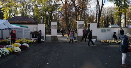 Złodzieje grasują na cmentarzach w Lublinie. Kradną wieńce, kwiaty i znicze