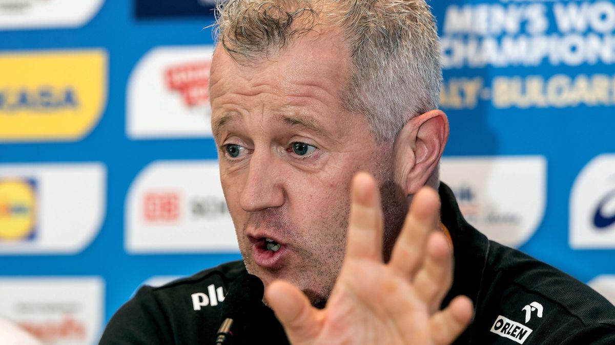 PAP / Maciej Kulczyński / Na zdjęciu: selekcjoner reprezentacji Polski Vital Heynen podczas konferencji prasowej w Warnie