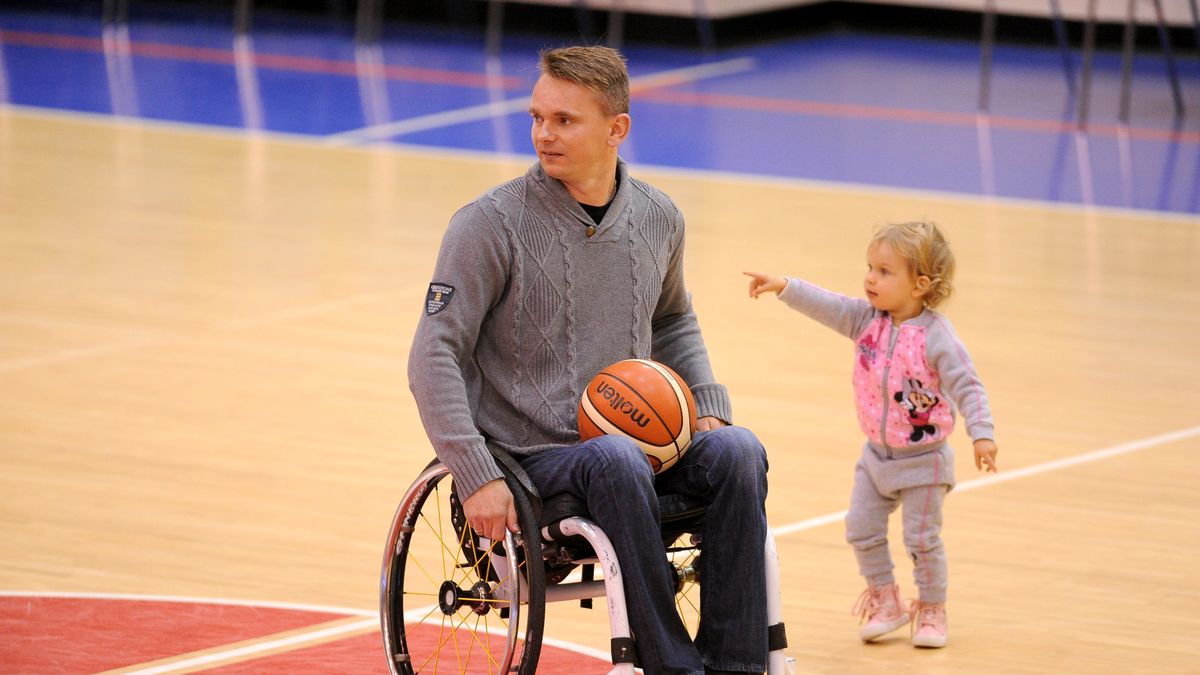 Krzysztof Cegielski na meczu koszykówki