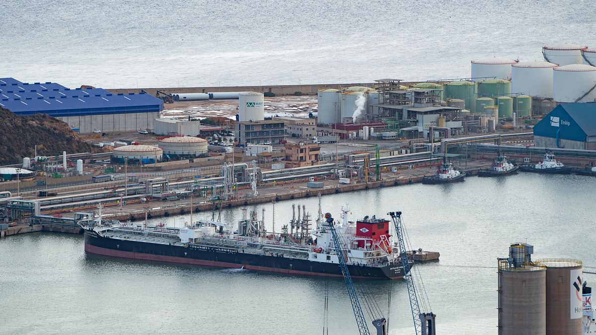 CARTAGENA MURCIA, SPAIN - OCTOBER 06: View of the Cartagena regasification plant on October 6, 2022, in Cartagena, Murcia, Spain. This regasification plant is strategic for the entry of gas into Europe. The European Union is redefining its energy strategy to stop depending on Russian gas, which until now was the EU's leading exporter and now accounts for only 8% of Europe's total consumption. The port of Cartagena continues to position itself as one of the main entry points for liquefied natural gas (LNG) to Europe. Between the end of October and the beginning of November, the Port Authority has advanced to Invertia that it will inaugurate the expansion of the LNG platform that has involved an investment of ten million euros. (Photo By Javier Carrion/Europa Press via Getty Images)