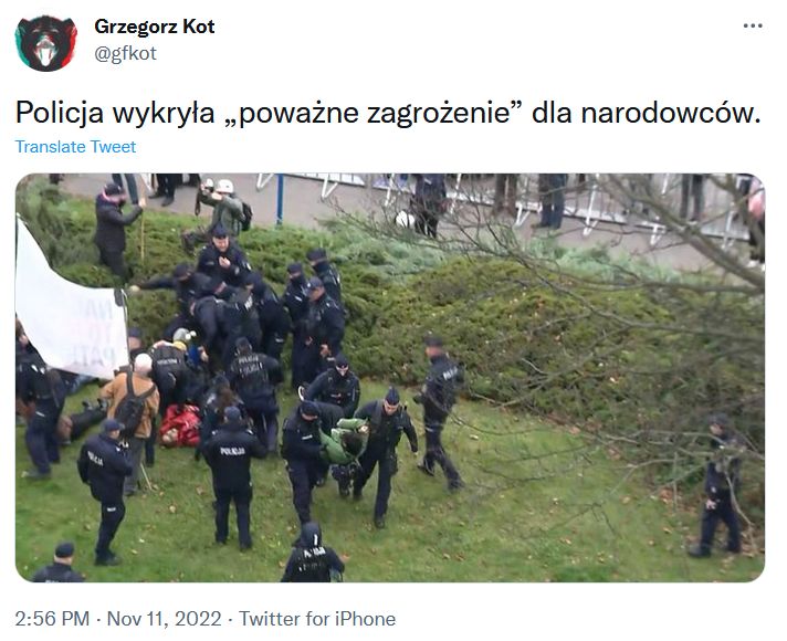 Funkcjonariusze usunęli kontrmanifestantów z trasy marszu niepodległości