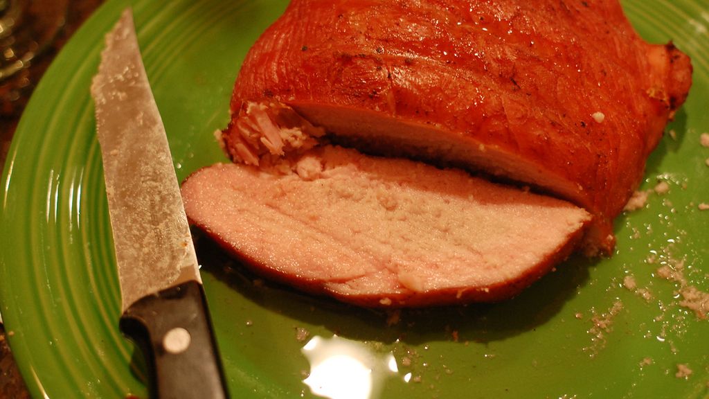 Cała peklowana szynka wieprzowa bez kości (mięso i tłuszcz) z dodatkiem wody, na zimno