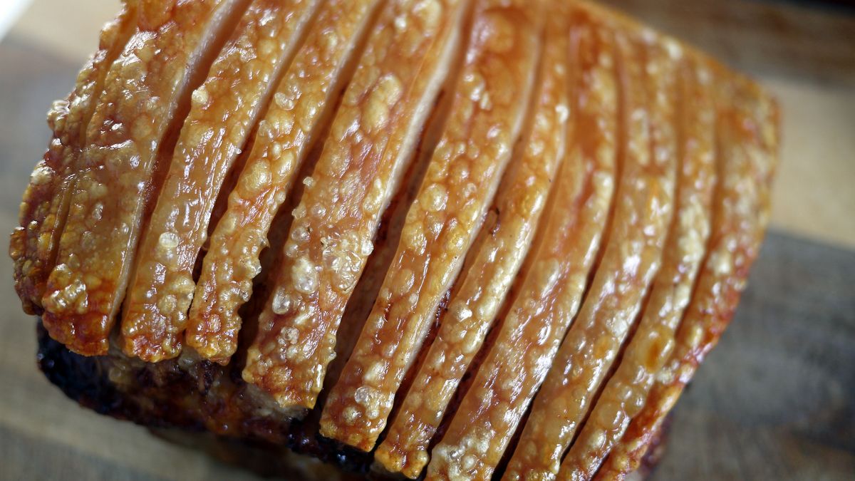 Peklowana szynka wieprzowa z kością (mięso i tłuszcz) z dodatkiem wody, na zimno