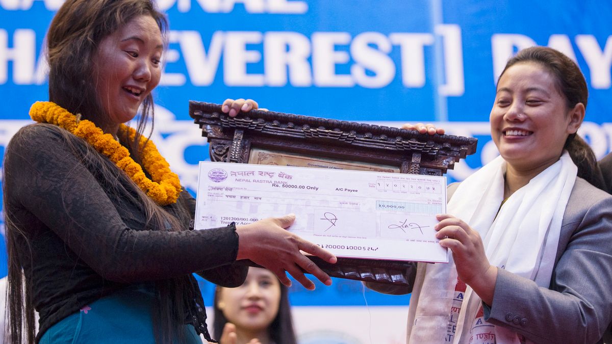 Lhakpa Sherpa (z lewej) otrzymała z rąk pani minister Bina Magar upominek i nagrodę finansową Za 9 wejście na szczyt Mount Everest