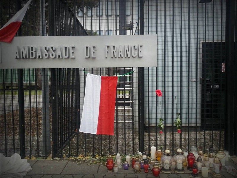 Warszawiacy solidarni z ofiarami zamachów w Paryżu