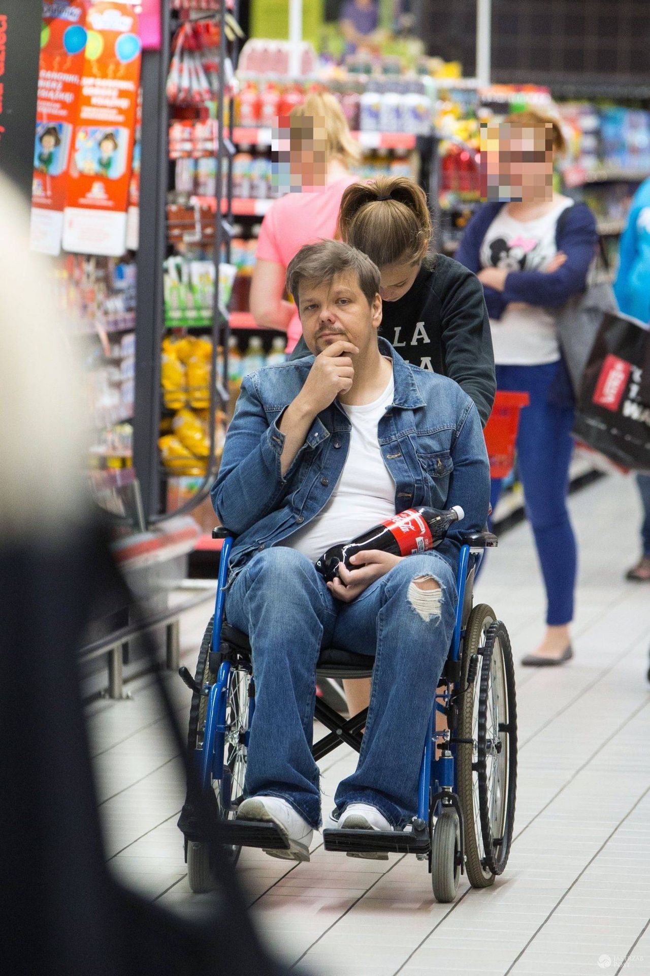 Michał Figurski na wózku z córką Sonią na zakupach