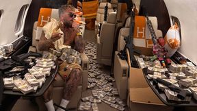 Odbiła mu sława. Oto co zrobił w samolocie