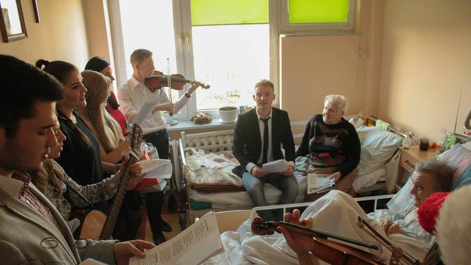 Mateusz Prus wspólnie kolędujący na oddziale w szpitalu