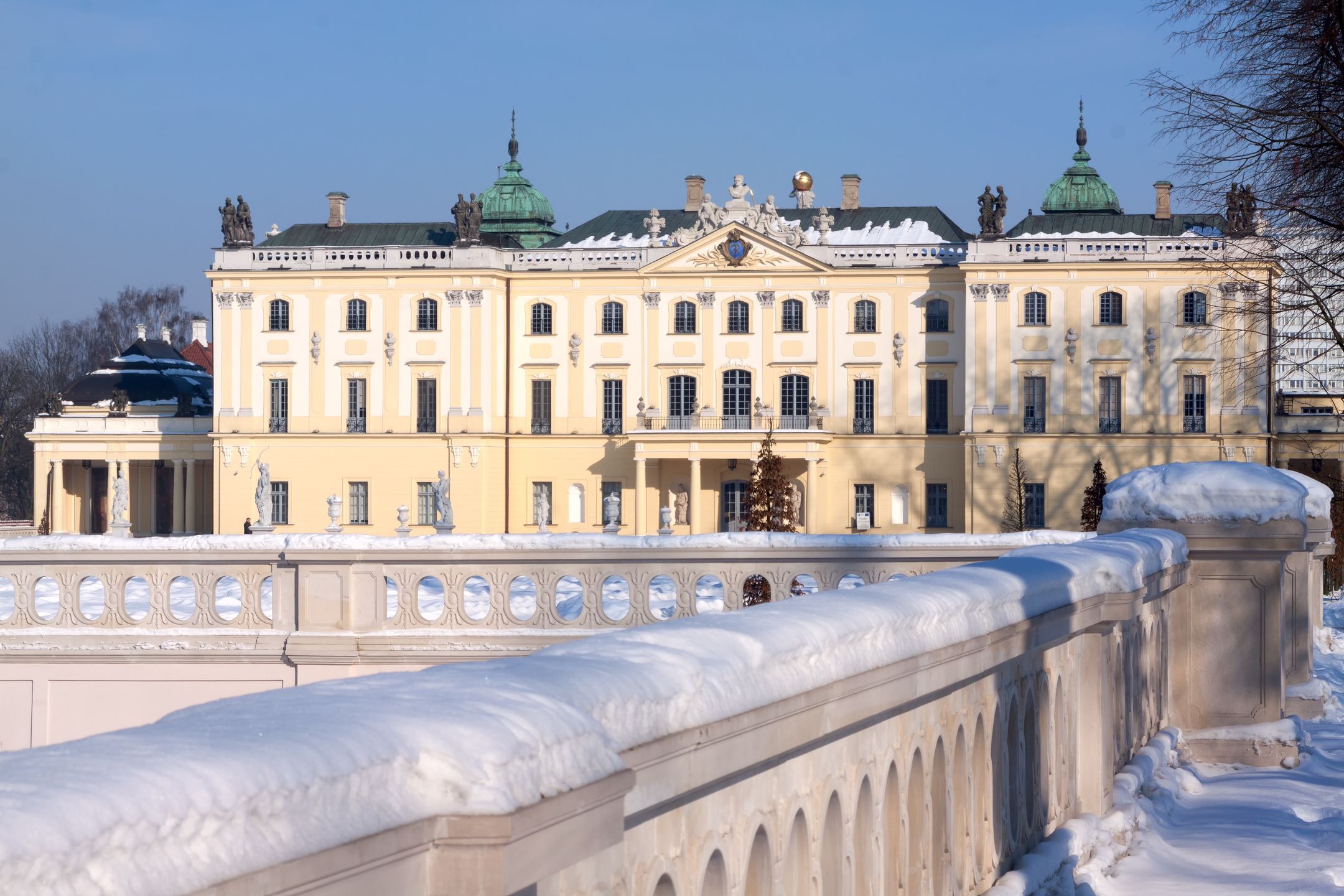 Pałac Branickich zimową porą