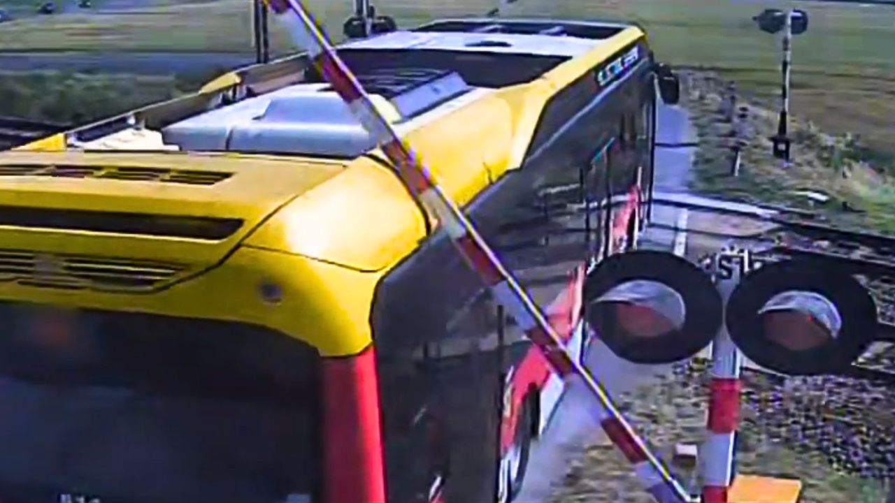 Myślał, że zaoszczędzi czas. Utknął na przejeździe kolejowym