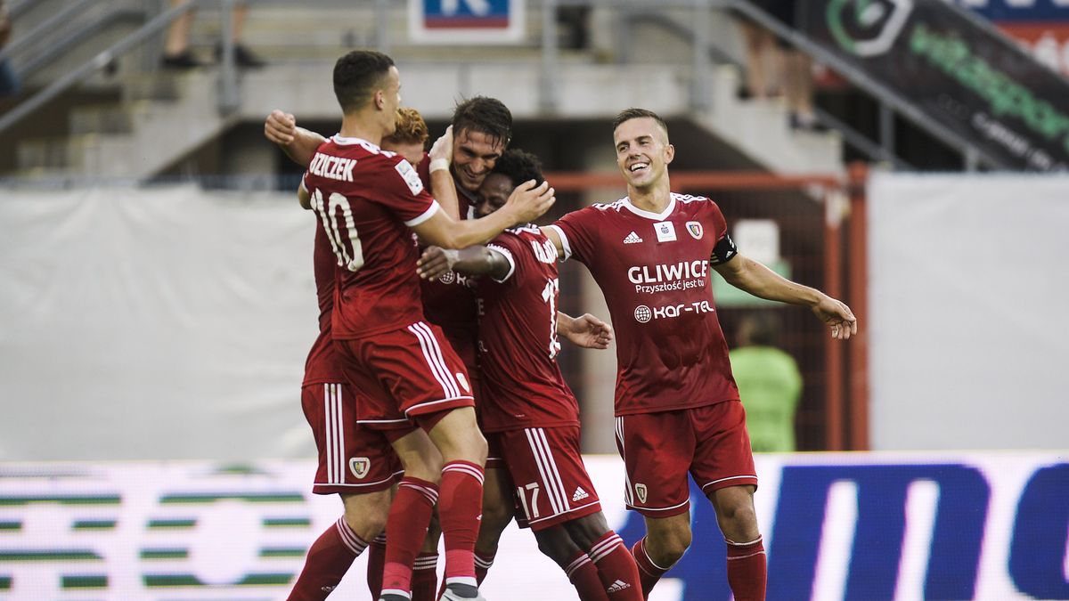 Newspix / Irek Dorozański / Na zdjęciu: piłkarze Piasta Gliwice
