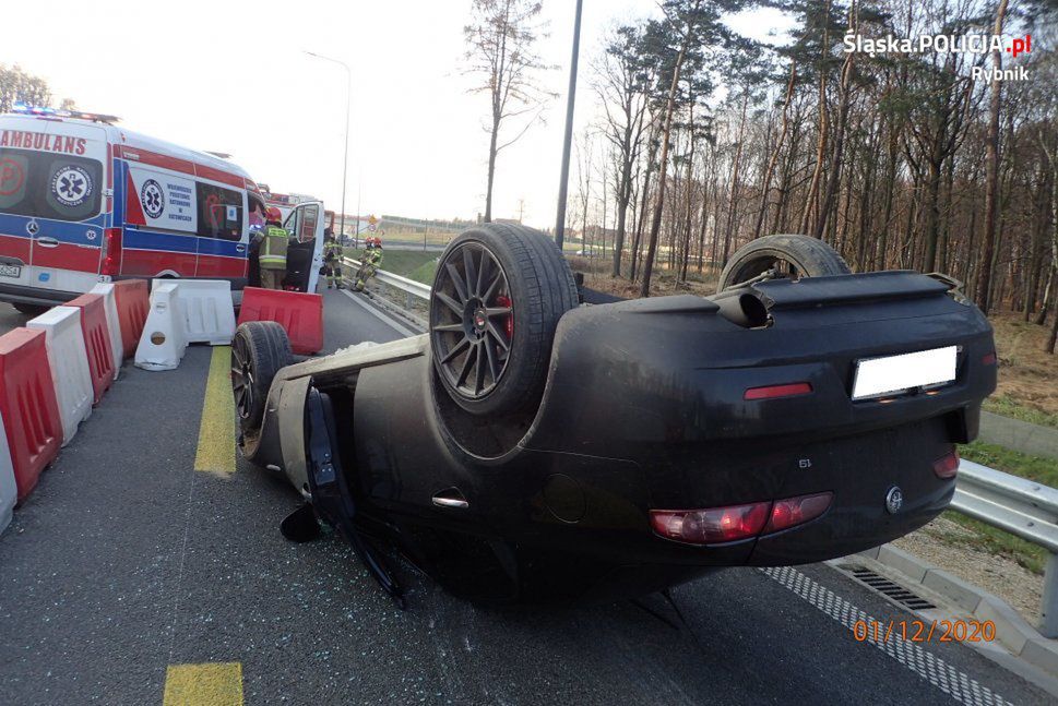 Brawurowa jazda po ulicach w Rybniku skończyła się na dachu.