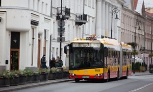 Zakaz siedzenia w ten sposób w autobusach. Kontrolerzy ruszą do akcji