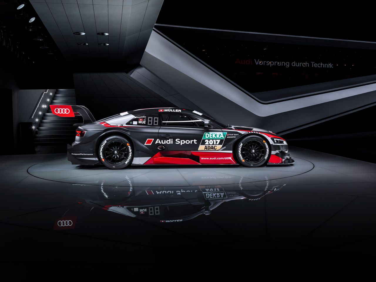 Audi po raz pierwszy opracowywało nowy model do niemieckiej serii DTM równolegle z samochodem produkcyjnym. Tym samym w Genewie mieliśmy obie premiery. Zespół ma na koncie mistrzostwo dla producenta zdobyte w minionym sezonie i w tym roku chciałby powalczyć również o najwyższe laury w klasyfikacji kierowców. Miniony rok ich reprezentant Edoardo Mortara zakończył sezon na drugim miejscu ze stratą ledwie 4 punktów do zwycięzcy, Marco Wittmanna z BMW.