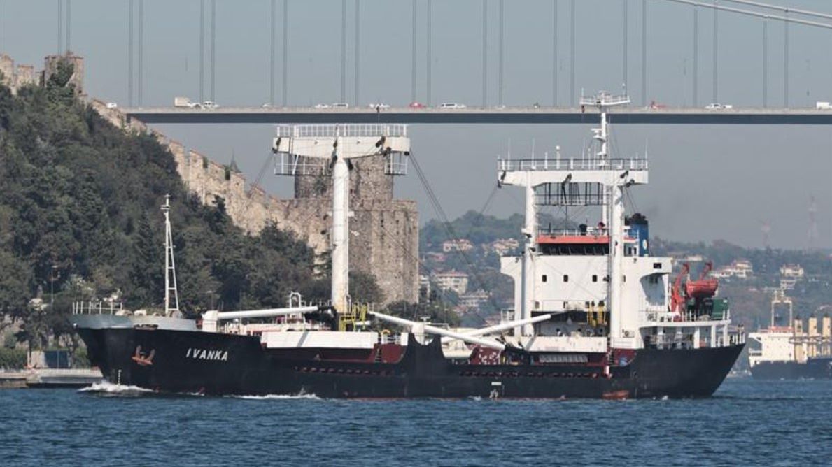 Kontenerowiec wypłynął w morze mimo zakazu. Zatonął 