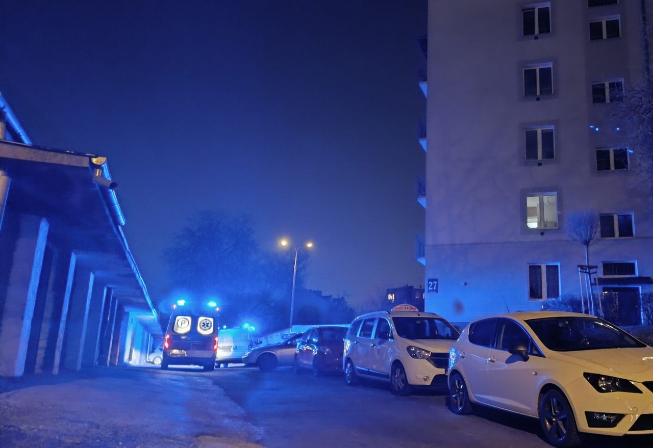 Wyszedł na balkon na papierosa i spadł. Jest w krytycznym stanie