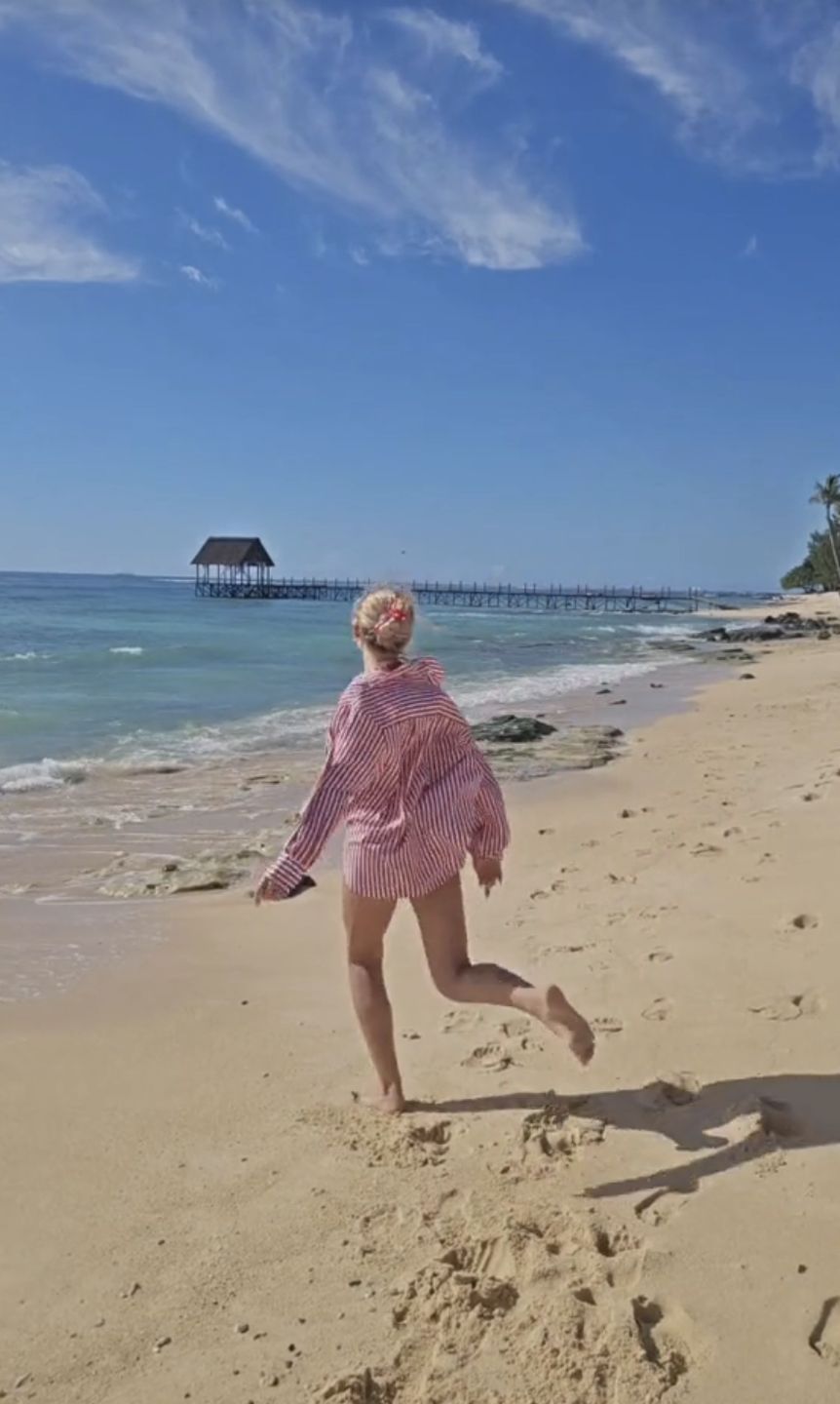 Wersow pręży ciało w bikini
