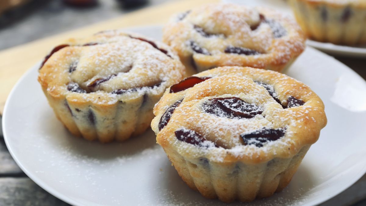 Puszyste babeczki ze śliwkami są gotowe w 30 minut
