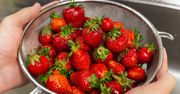 Wiele osób płucze truskawki na sitku. Nie mają świadomości, jak ogromny to błąd