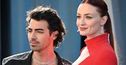 Ciężarna Sophie Turner i Joe Jonas zadają szyku w kreacjach od Louis Vuitton na "Vanity Fair" Oscar Party (ZDJĘCIA)