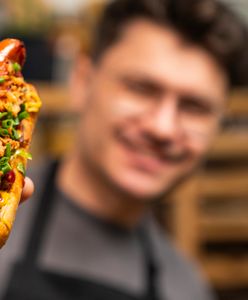 Grillowana kiełbasa z najlepszymi dodatkami. Już więcej nie podasz jej ze zwykłą kromką