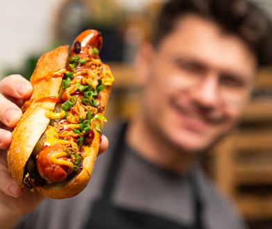 Grillowana kiełbasa z najlepszymi dodatkami. Już więcej nie podasz jej ze zwykłą kromką