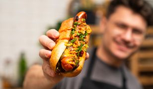 Grillowana kiełbasa z najlepszymi dodatkami. Już więcej nie podasz jej ze zwykłą kromką
