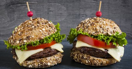 Cheeseburger z przyprawami i warzywami