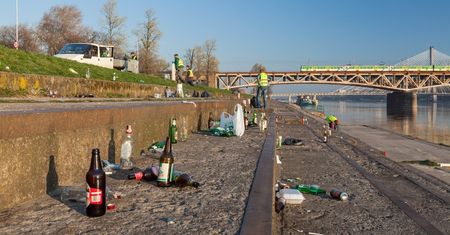 Bezwzględny zakaz picia "pod chmurką". Sprawdzamy, ile do kasy miasta dorzucają złapani