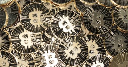 Cena Bitcoina spada. Gwałtowne ruchy na rynku