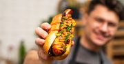 Grillowana kiełbasa z najlepszymi dodatkami. Już więcej nie podasz jej ze zwykłą kromką