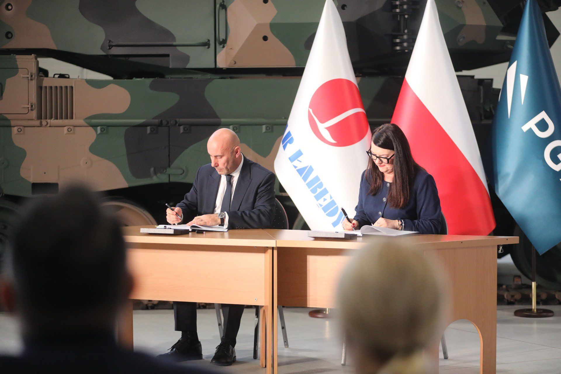 Podpisanie umowy inwestycyjnej w Bumarze Łabędy