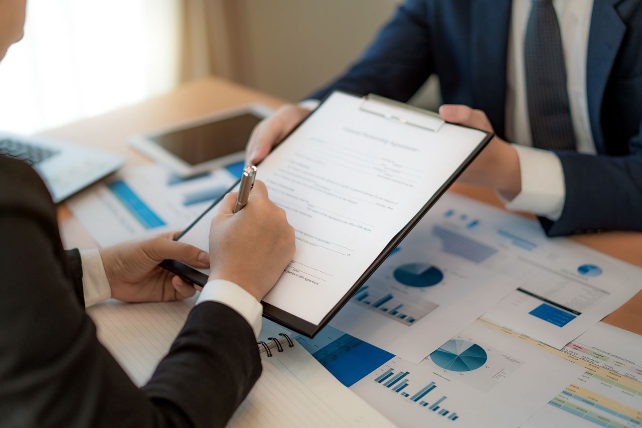 Bierzemy polisy, a potem zapominamy ich opłacić. A dług rośnie