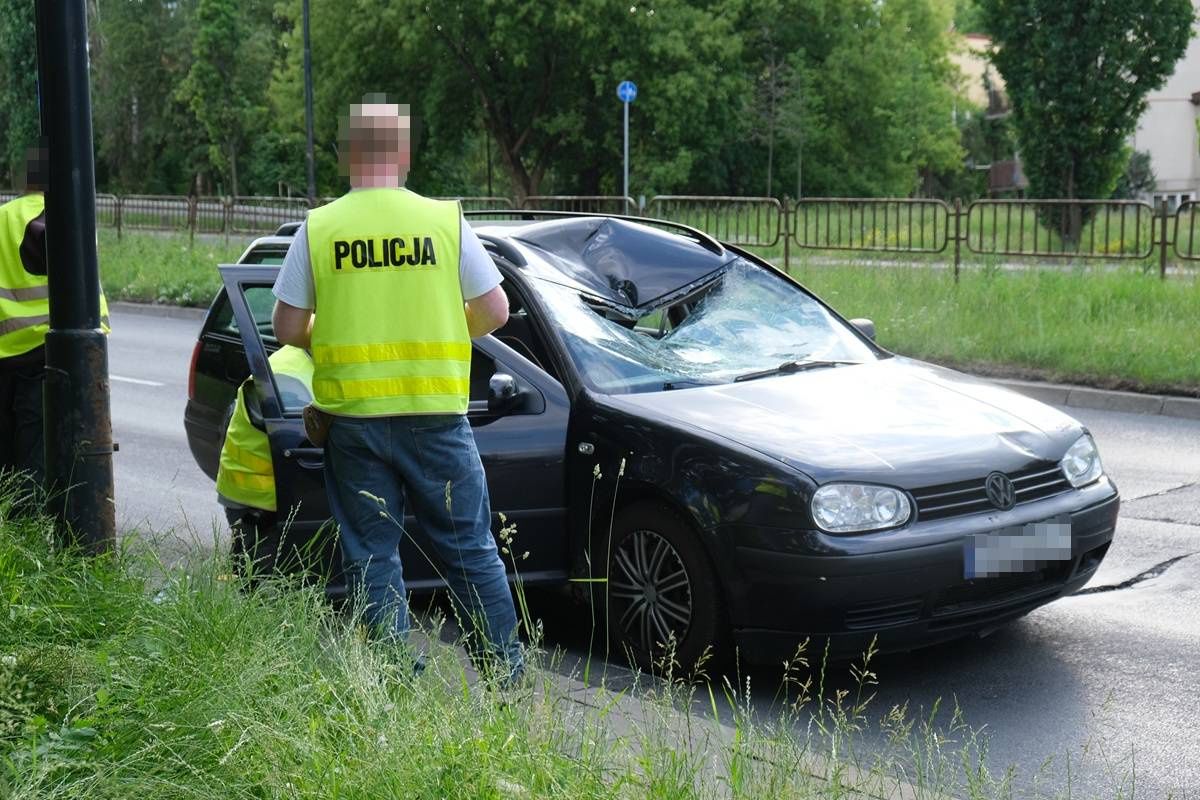 Tragiczny wypadek na al. Sikorskiego. 68-latek nie żyje, obok volkswagena pijany 39-latek z Ukrainy [ZDJĘCIA]