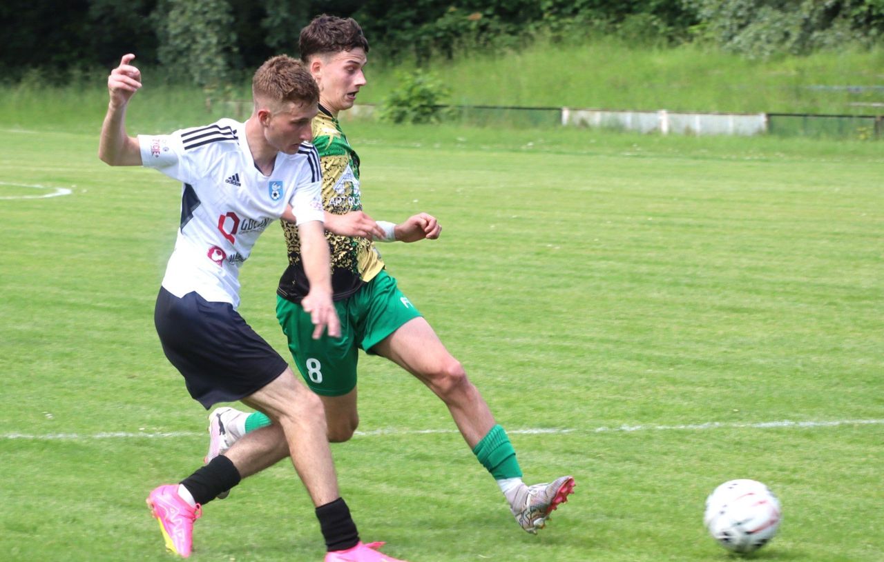 V LIGA, ZACHÓD. Mordercze derby powiatu oświęcimskiego. Mecz Chełmka z Niwą Nowa Wieś pokazał, że dwubramkowa zaliczka nie zapewnia sukcesu