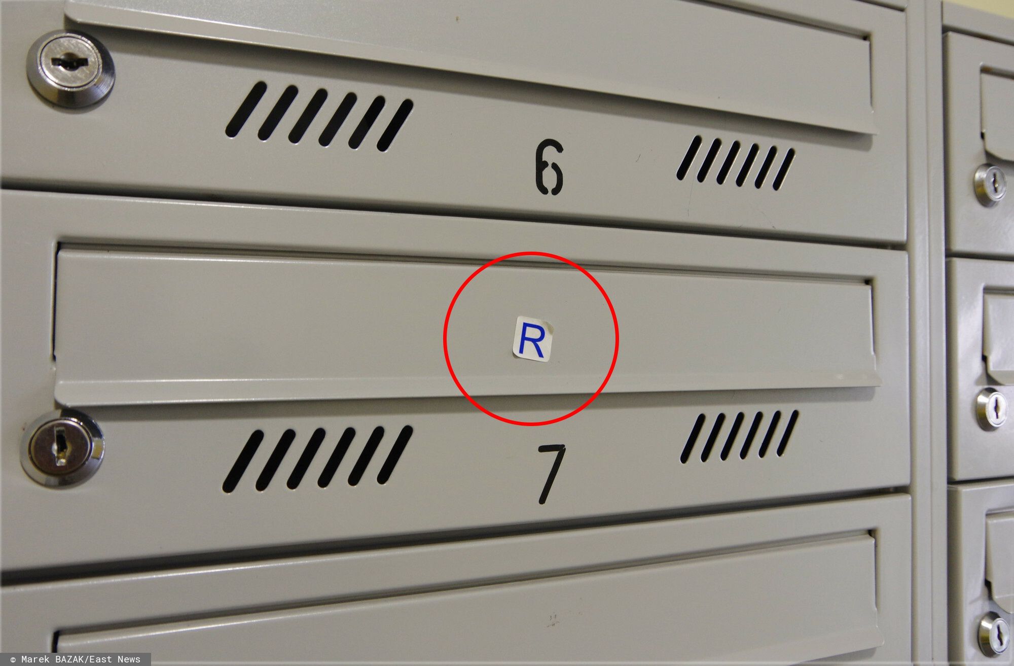 Co oznacza naklejka z litera "R" na skrzynce pocztowej?