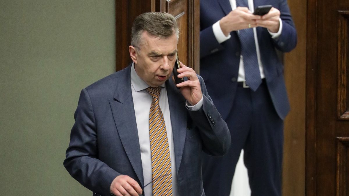 Warszawa, 18.12.2024. Minister nauki i szkolnictwa wyższego Dariusz Wieczorek na sali obrad Sejmu w Warszawie, 18 bm. Sejm zajmie się raportem końcowym komisji śledczej ds. "afery wizowej". Posłowie będą też pracować nad projektem dotyczącym przestępstw z nienawiści oraz projektem, który zakłada przedłużenie stosowania tzw. mechanizmu odwrotnego obciążenia VAT. (ad) PAP/Tomasz Gzell