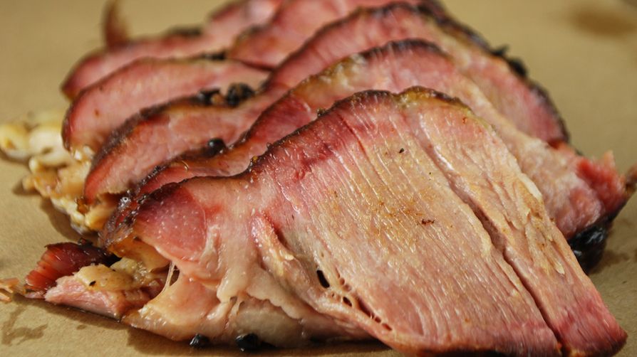 Pieczona peklowana szynka wieprzowa z kością (mięso i tłuszcz) z dodatkiem wody