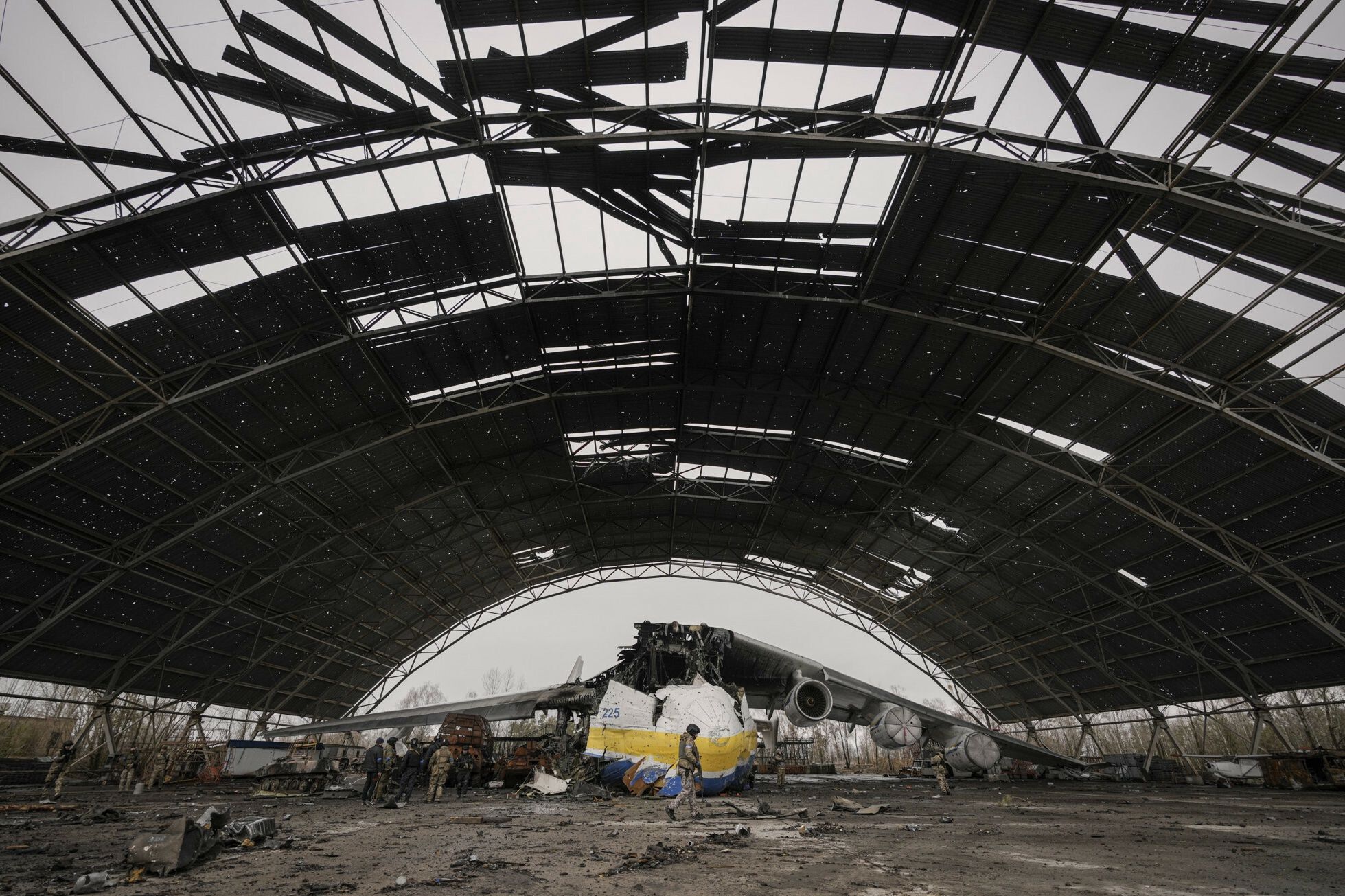 Zniszczony podczas wojny w Ukrainie największy samolot na świecie: Antonow An-225 Mrija