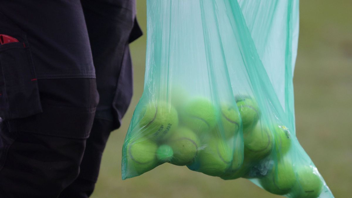 Zdjęcie okładkowe artykułu: Getty Images / Inaki Esnaola / Na zdjęciu: piłki tenisowe wynoszone z boiska Unionu