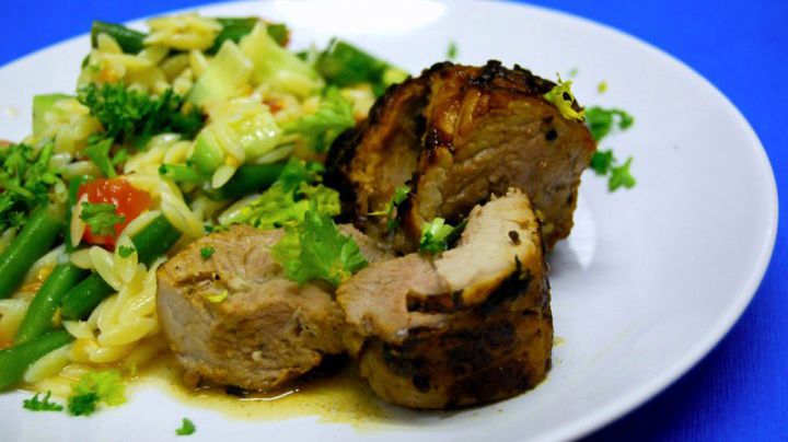 Opiekana na patelni peklowana szynka wieprzowa bez kości (mięso i tłuszcz) z dodatkiem wody