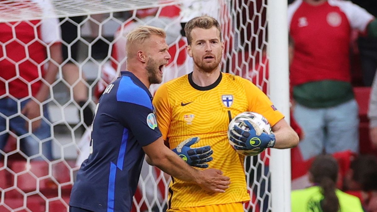 PAP/EPA / Friedemann Vogel / Na zdjęciu od lewej: Paulus Arajuuri i Lukas Hradecky