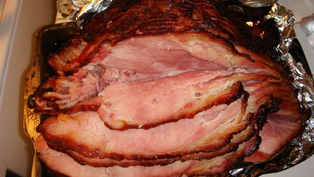 Pieczona w całości peklowana szynka wieprzowa bez kości (mięso i tłuszcz) z dodatkiem wody