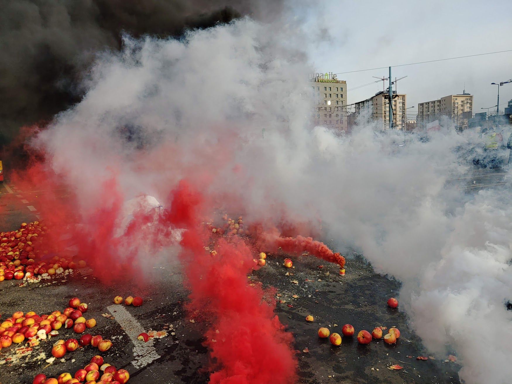 Ogień, jabłka i świńskie łby. Zdjęcia z protestu rolników 5