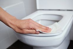 Nigdy nie przecieraj papierem deski w publicznej toalecie. Oto powód