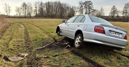 Wrocław. Po łup skradzionym samochodem. Złodzieje skończyli w błocie